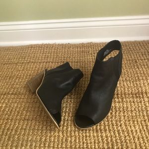 Steve Madden Nobell Black Leather Block Heel Booty